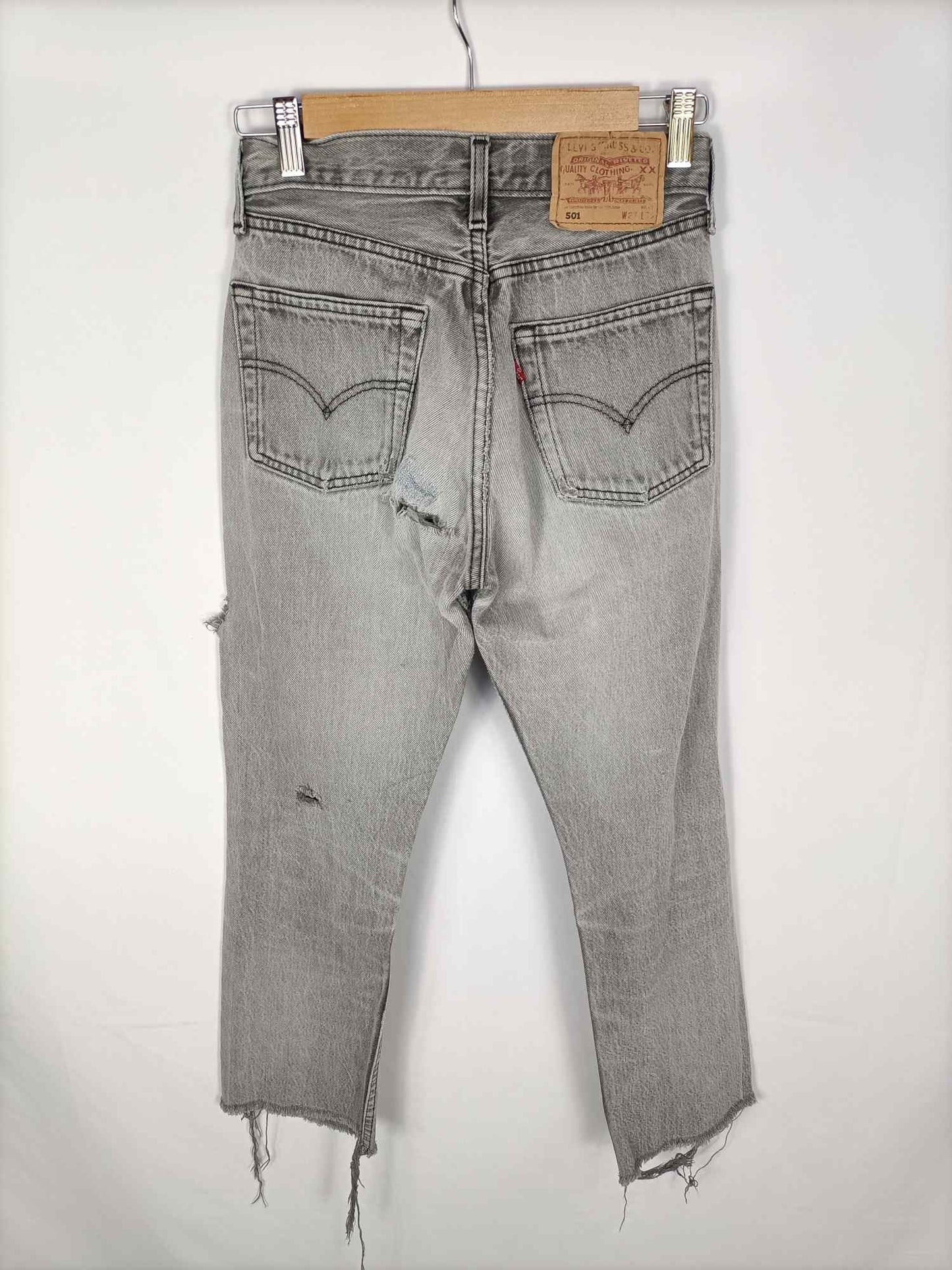 LEVIS. Pantalón gris rotos T.34