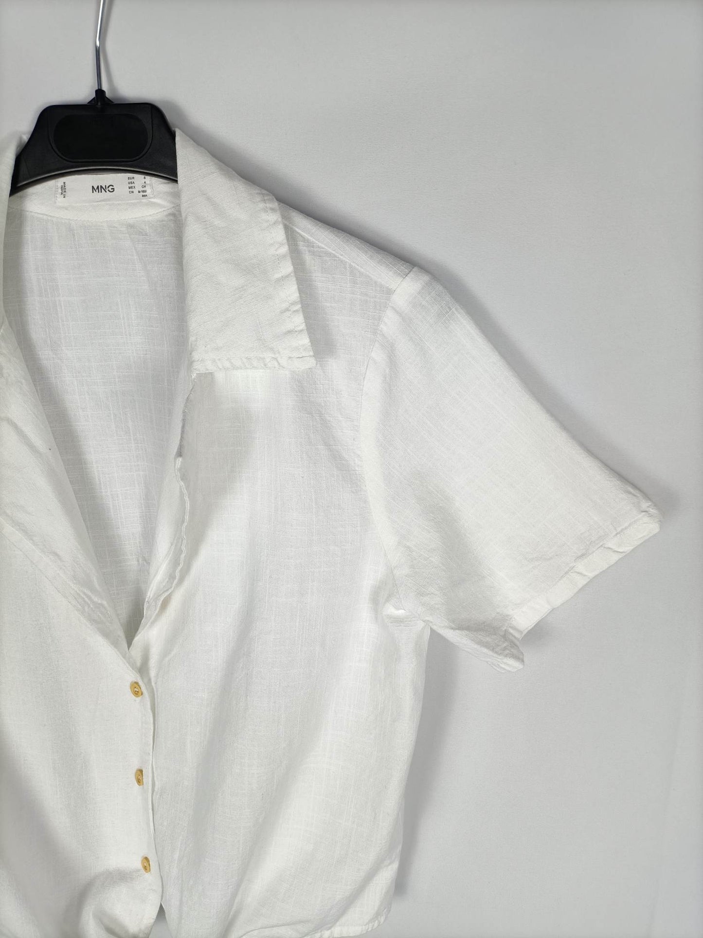 MANGO. Camisa blanca nudo T.s