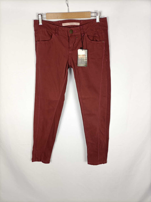 BERSHKA.Pantalones burdeos costuras T.36