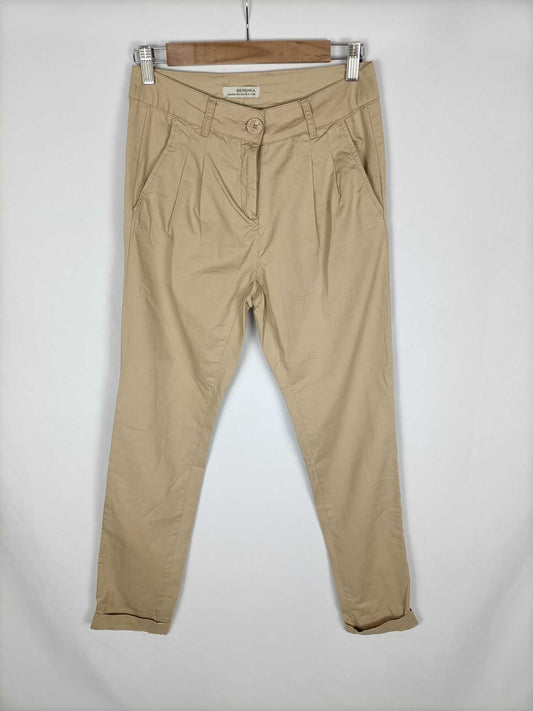 BERSHKA.Pantalones rectos beige pinzas T.32