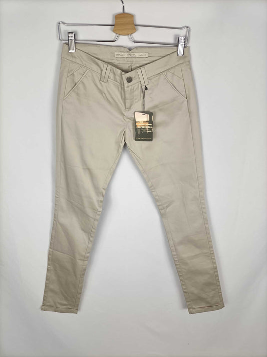 BERSHKA.Pantalones beige T.34