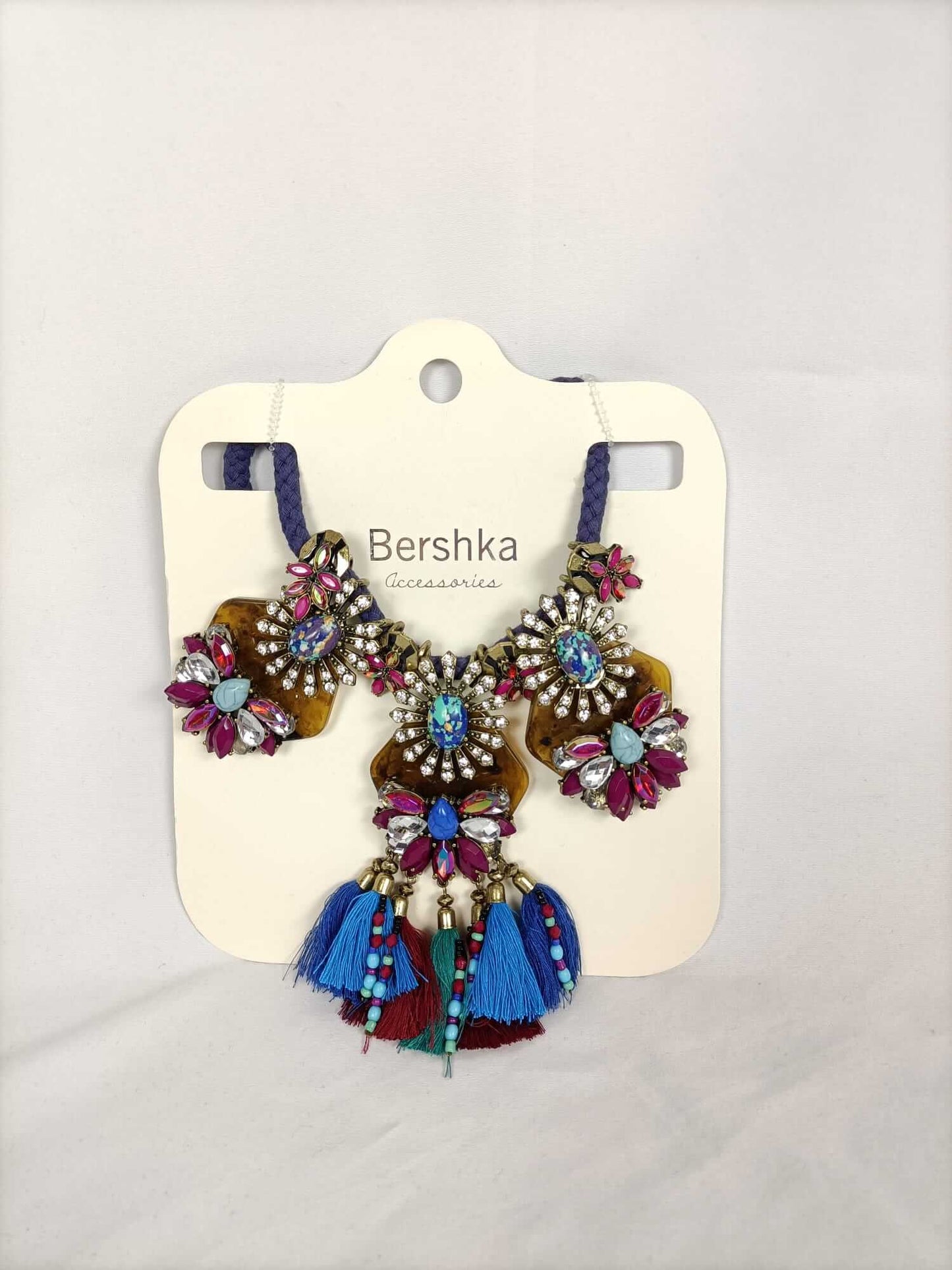 BERSHKA.Collar abalorios y flecos