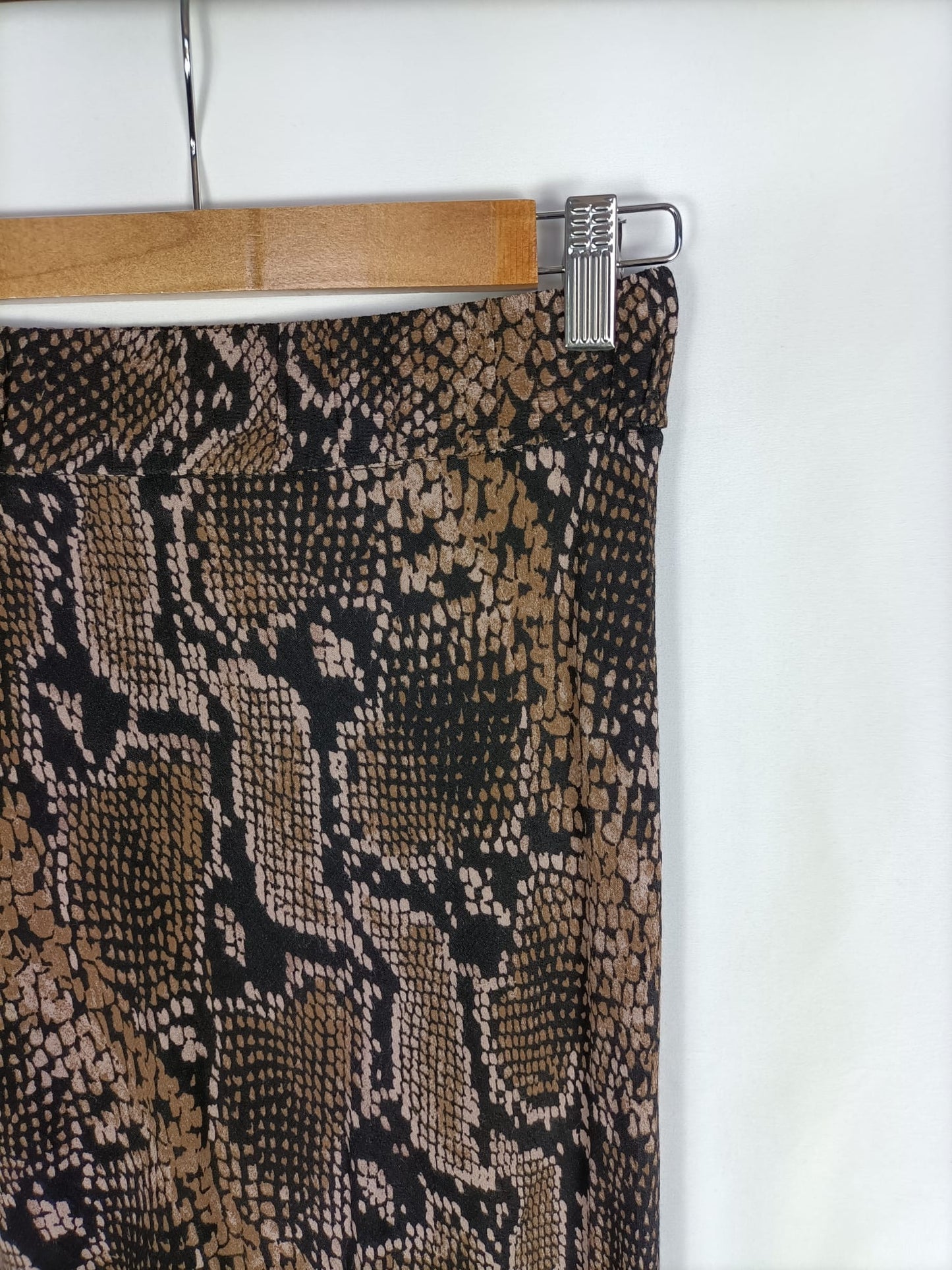 ZARA.Falda midi animal print T.xs