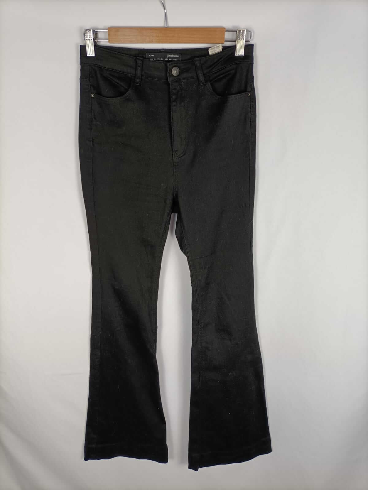 STRADIVARIUS.Pantalones negros campana T.26