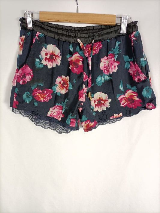 CORAZÓN. Shorts negro flores T.m