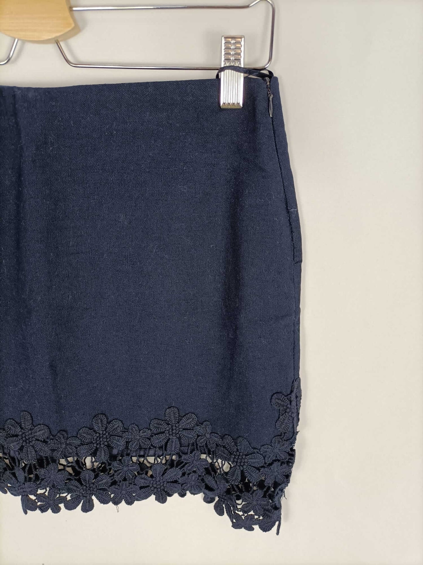 ZARA. Falda azul encaje T.m