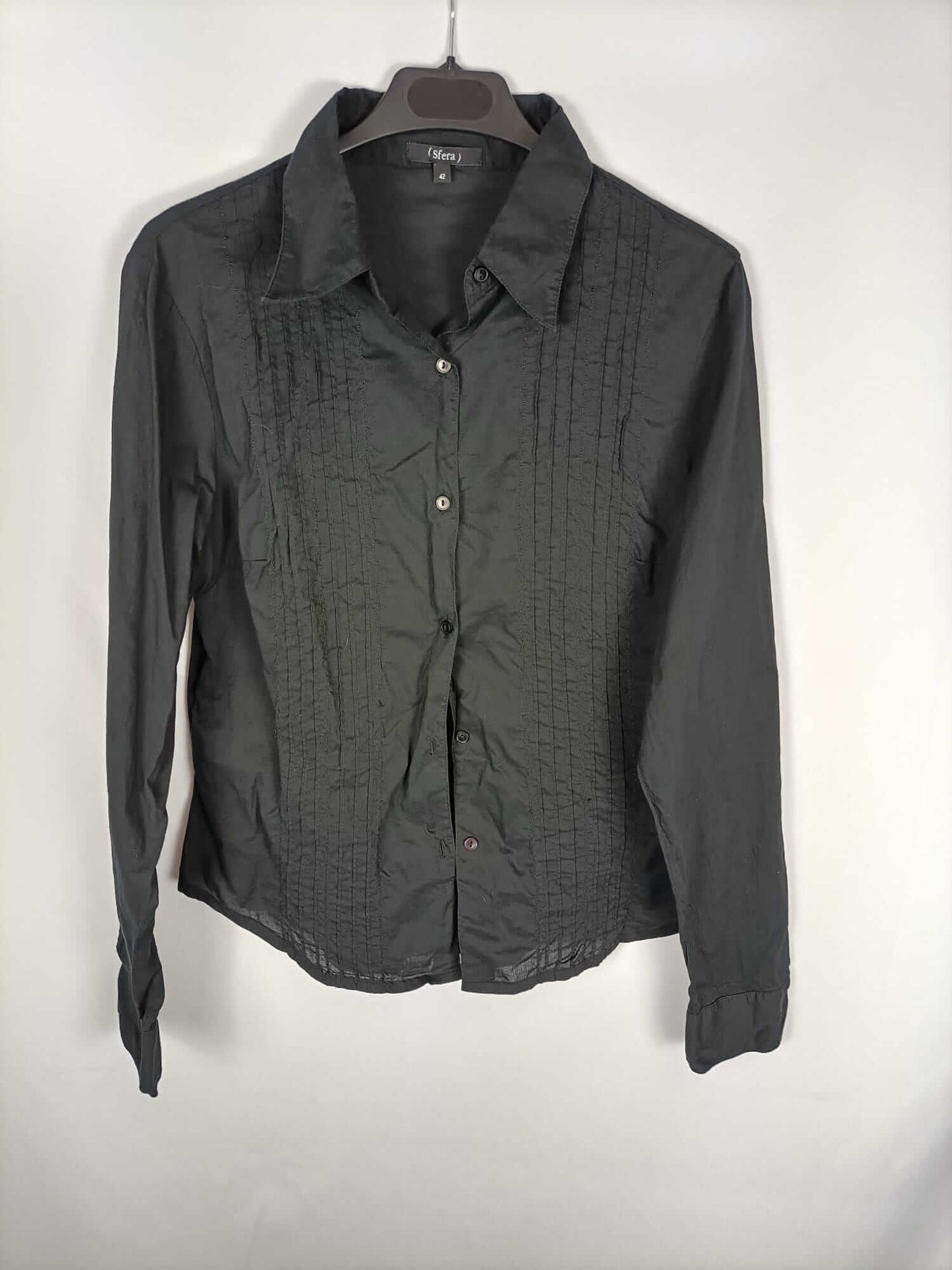 SFERA. Camisa negra botones T.42