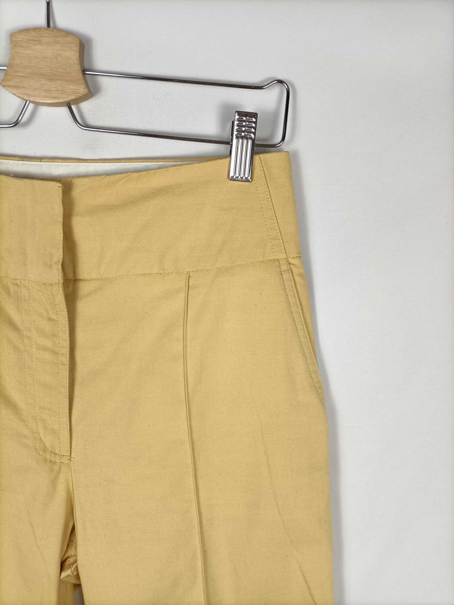 MANGO. Pantalón campana amarillo T.36