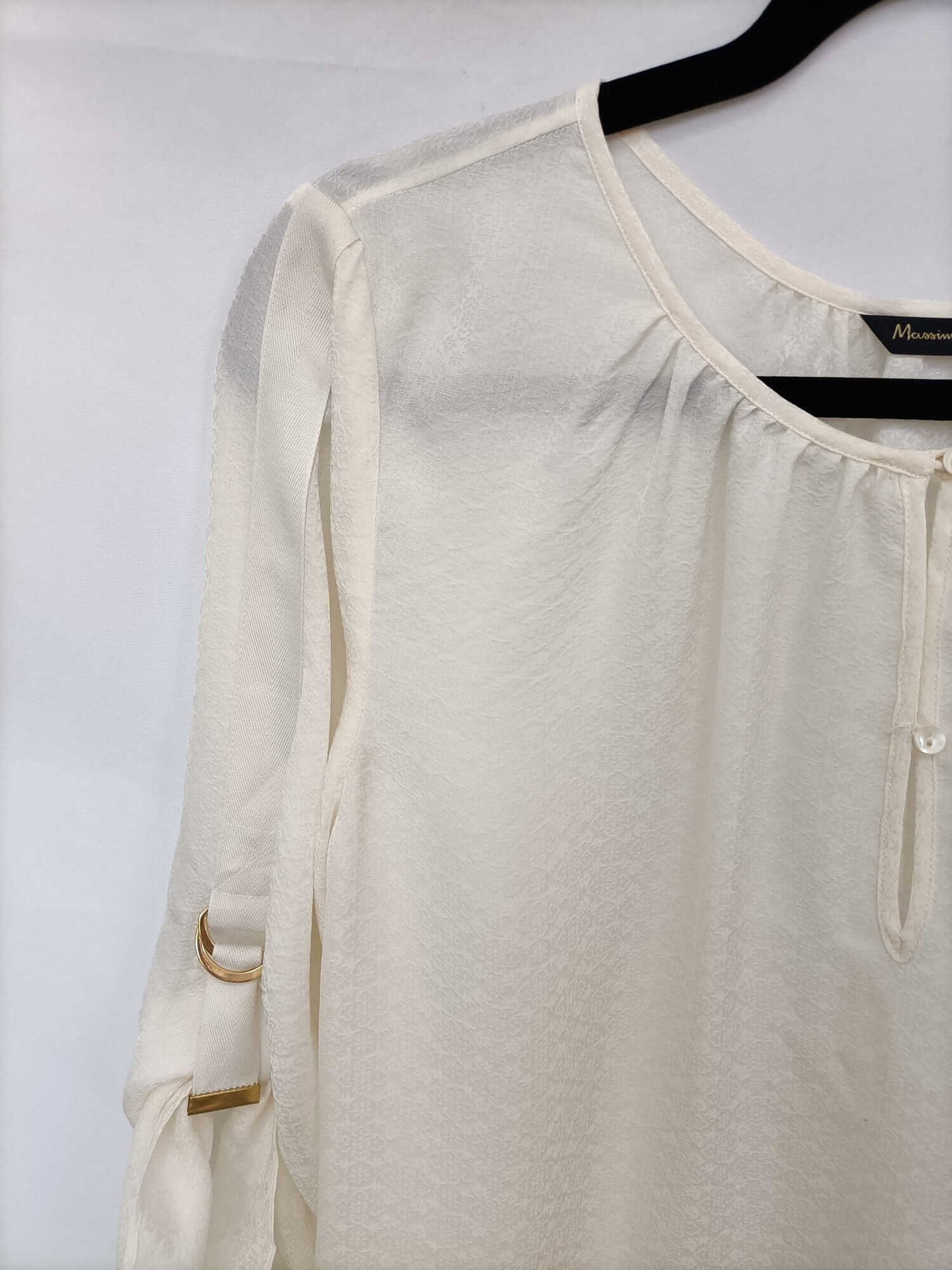 MASSIMI DUTTI. Blusa beige de seda T.42