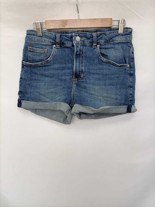 H&M. Shorts denim dobladillo T.36