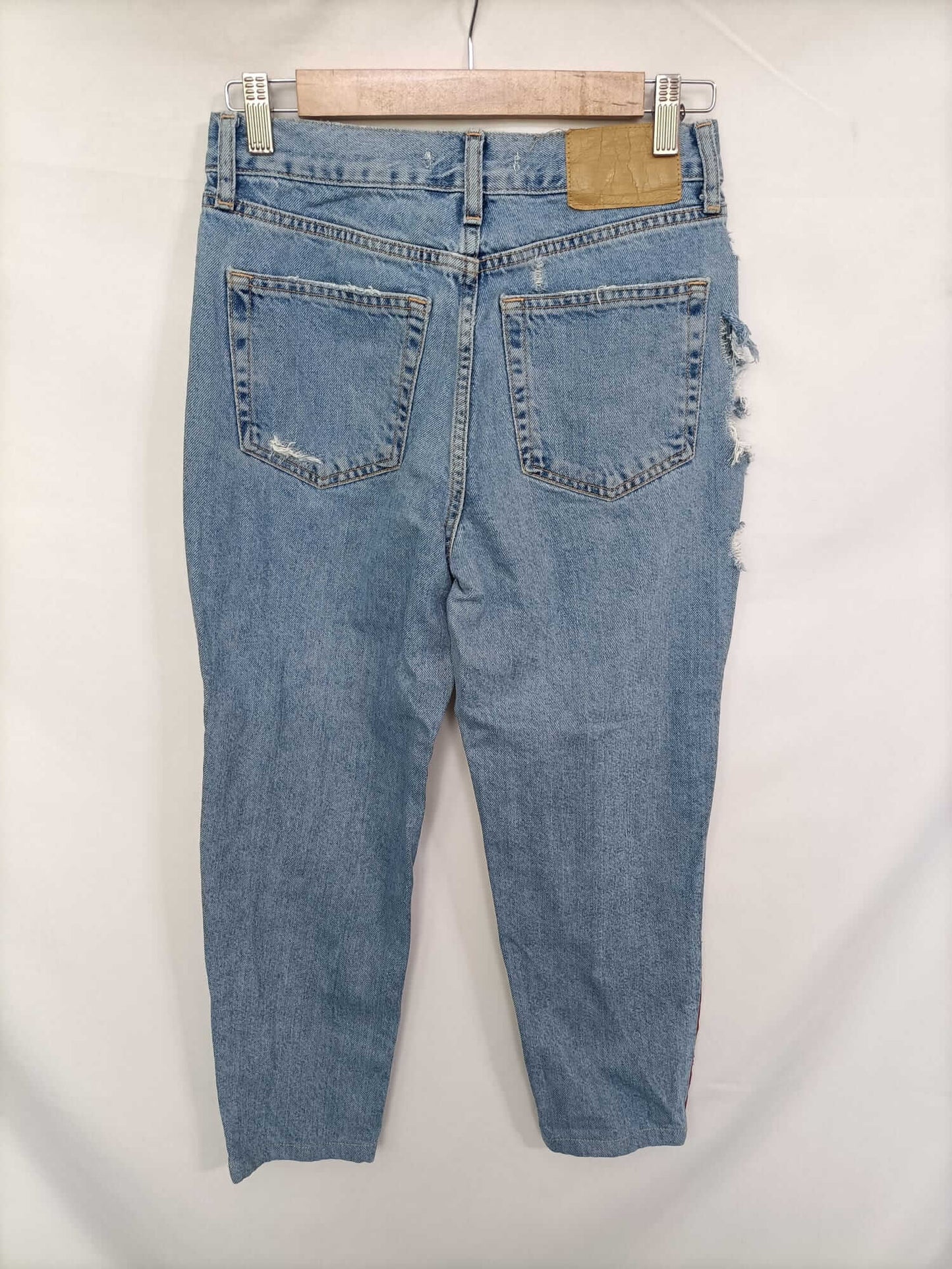 PULL&BEAR. Pantalón vaquero rotos T.36