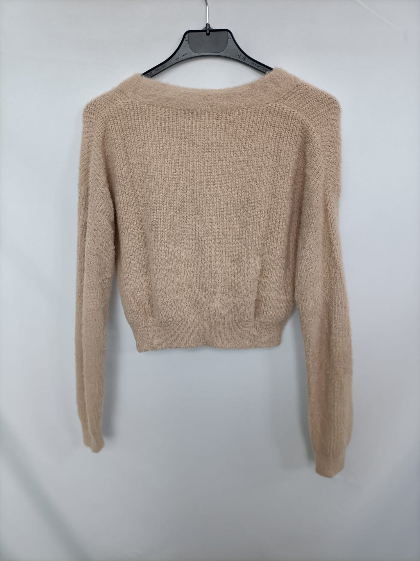 BERSHKA. Rebeca beige pelito T.s