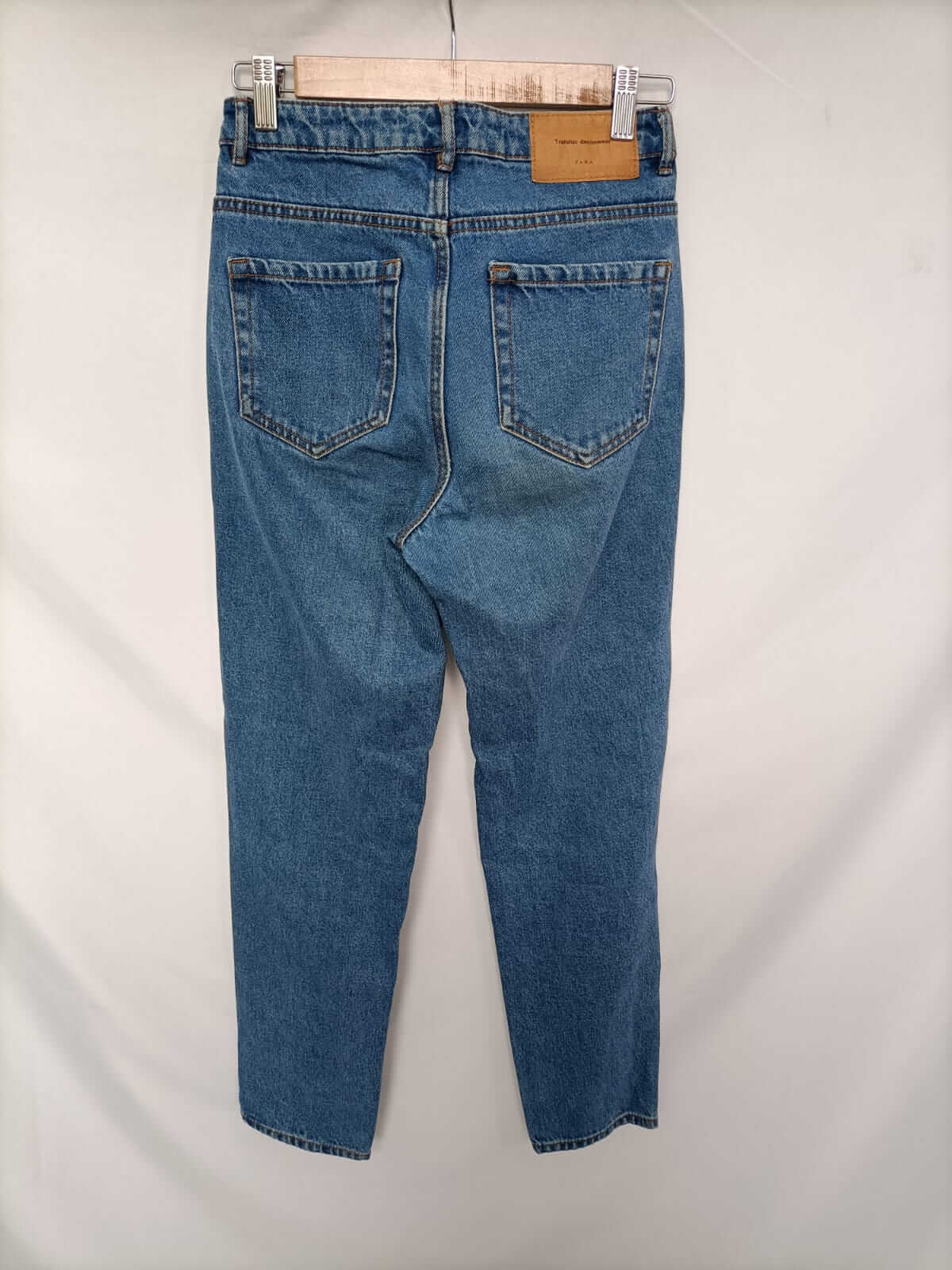 ZARA. Pantalón denim oscuro T.32