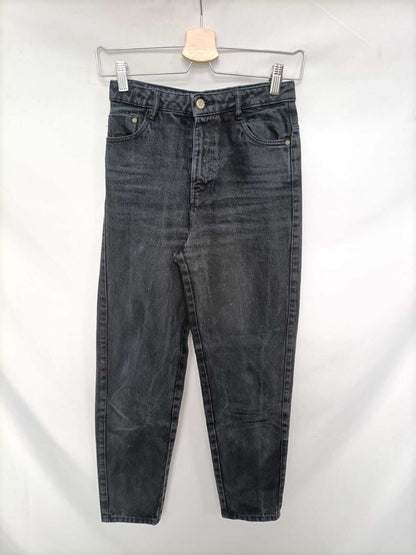 ZARA. Pantalón denim negro T.32