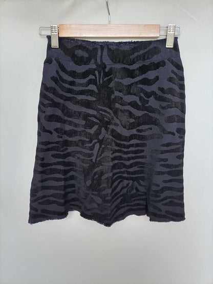 MAROLA. Falda azul animal print terciopelo T.s