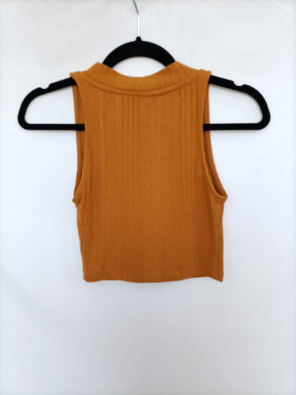 STRADIVARIUS. Top mostaza botones T.xs