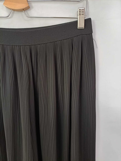 ZARA. Pantalón negro plisado T.m