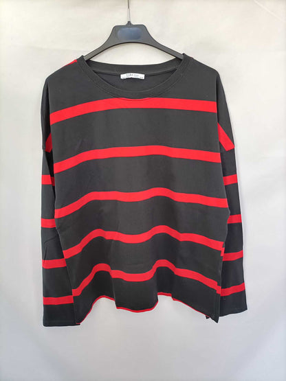 ZARA. Camiseta rayas negro y rojo T.l