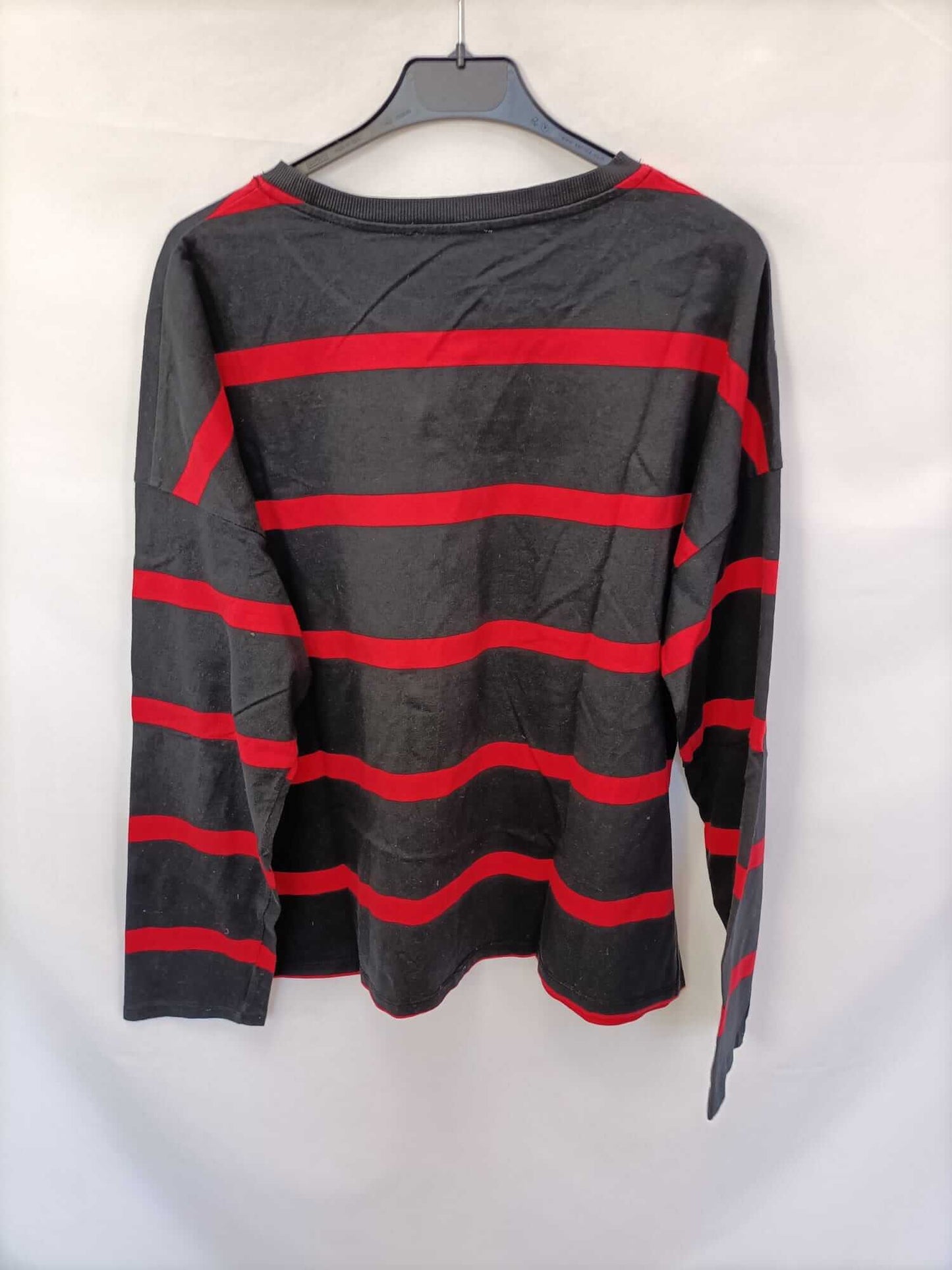 ZARA. Camiseta rayas negro y rojo T.l