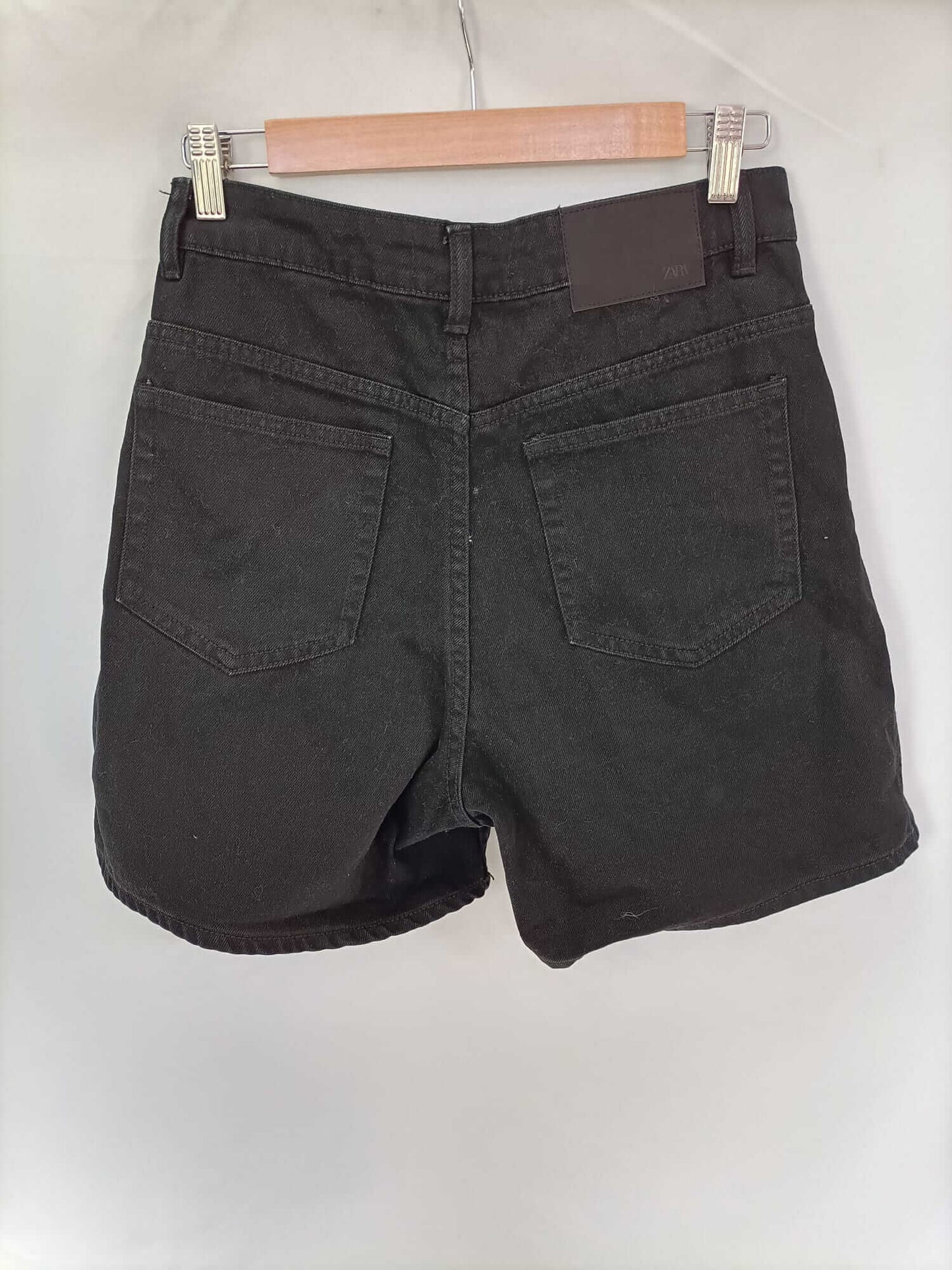 ZARA. Shorts negro denim T.38