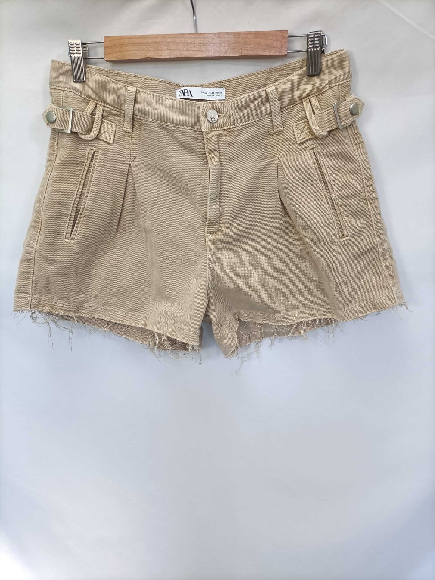 ZARA. Shorts beige fluido T.38