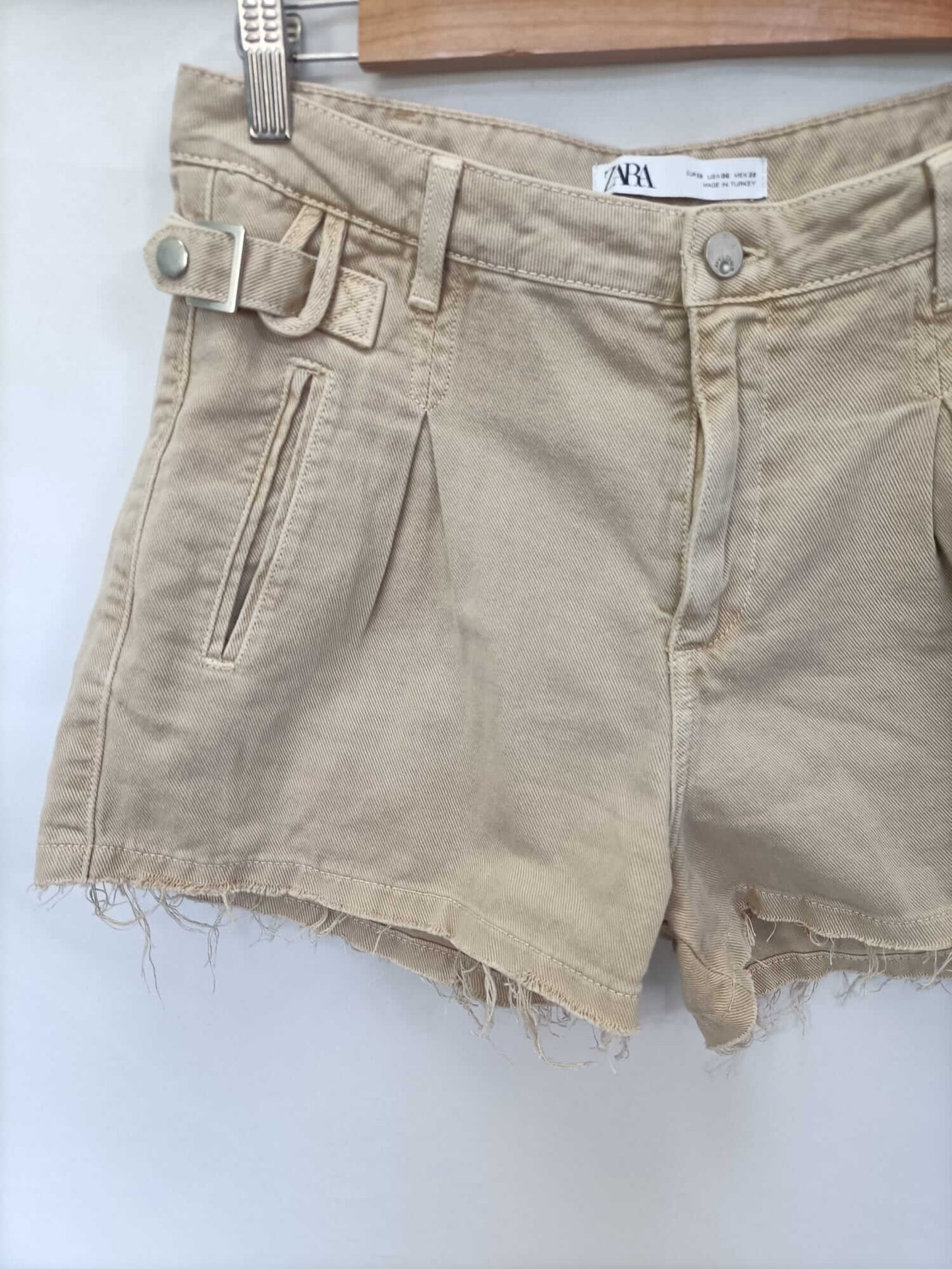 ZARA. Shorts beige fluido T.38