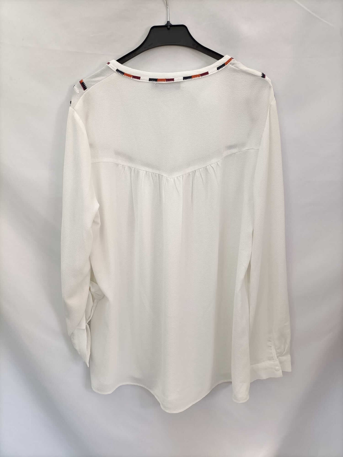 LONTANANZA. Blusa blanca detalle étnicos T.xl