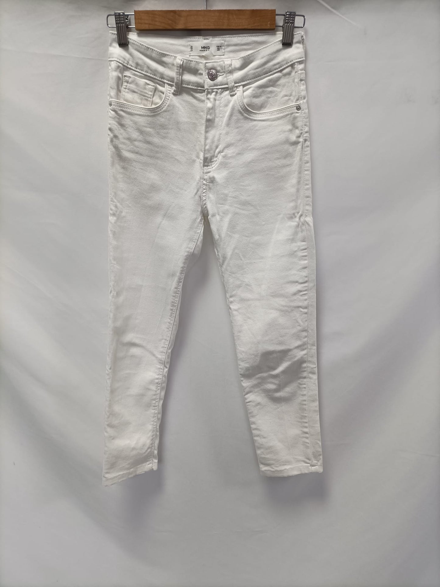 MANGO. Pantalón denim blanco T.34