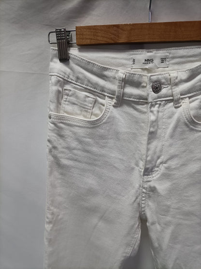 MANGO. Pantalón denim blanco T.34