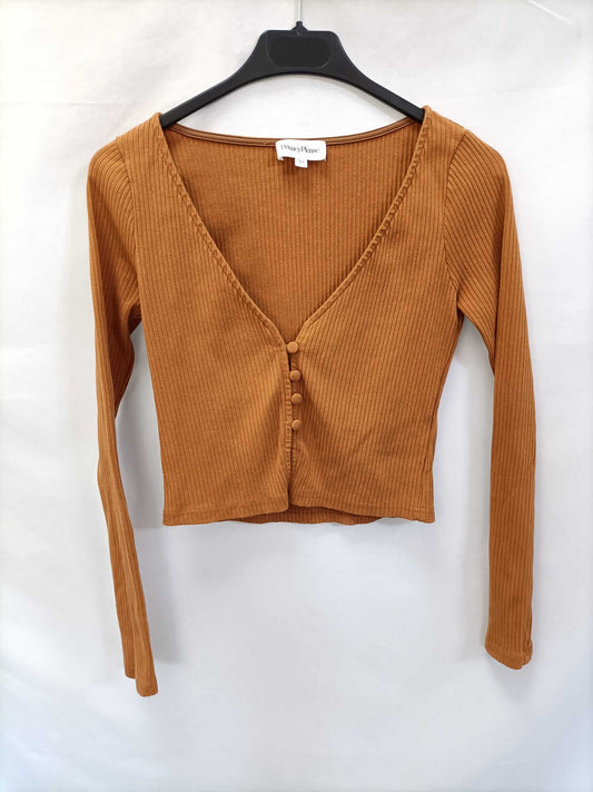 PRIACY PLEASE.Top cortito camel T.xs