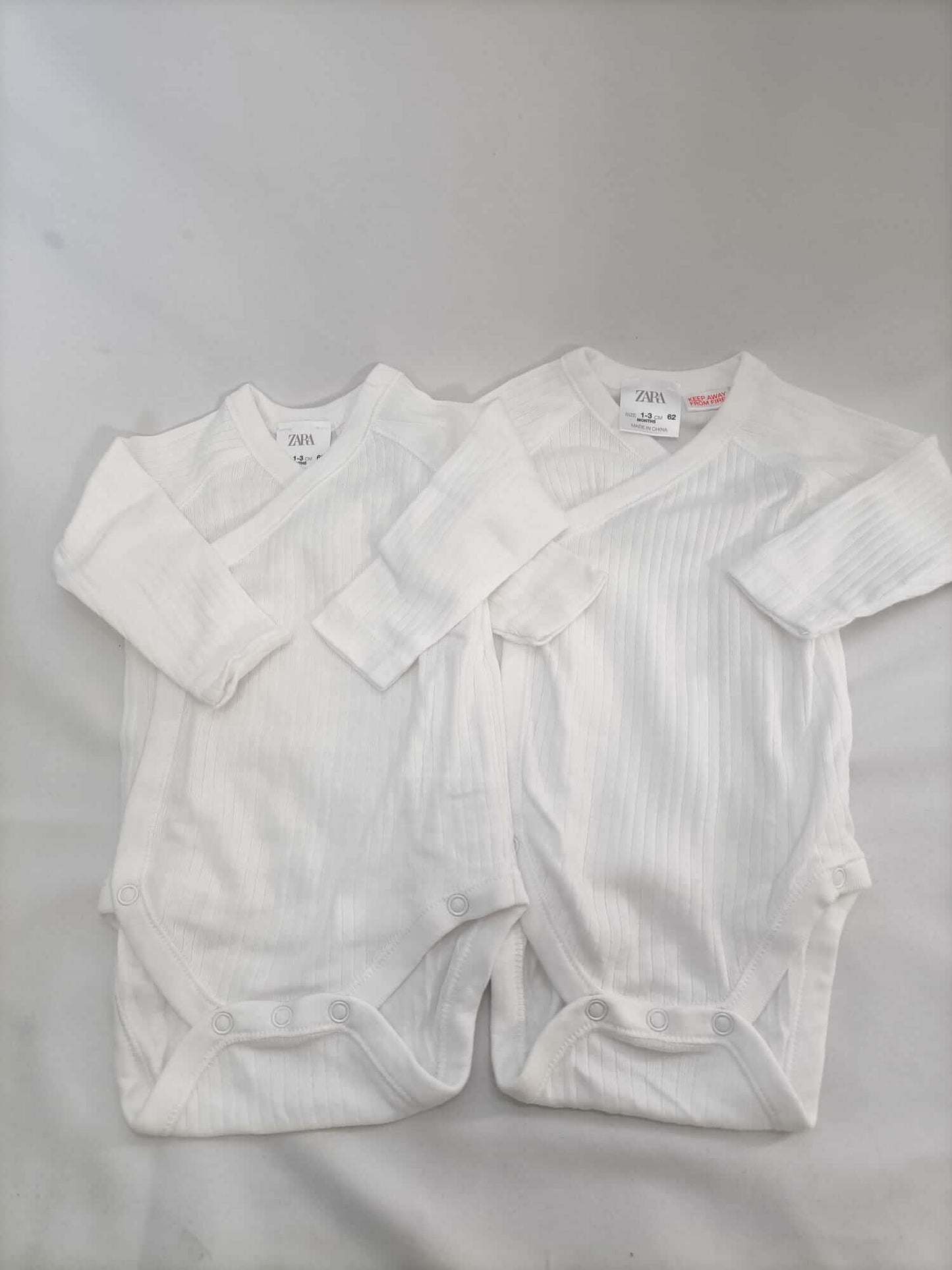 ZARA. Packs bodies blancos T.1-3m