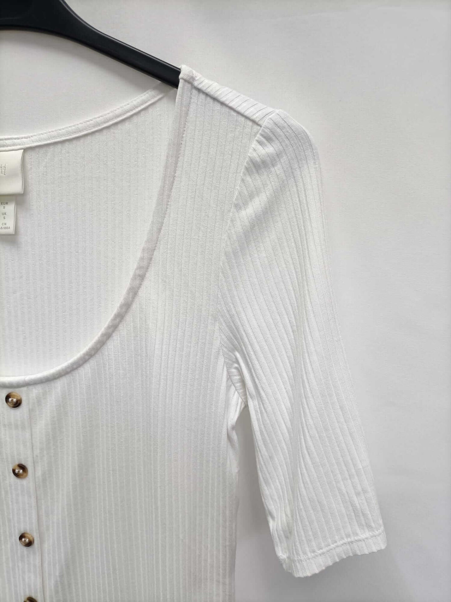 H&M.Top punto blanco canalé T.s