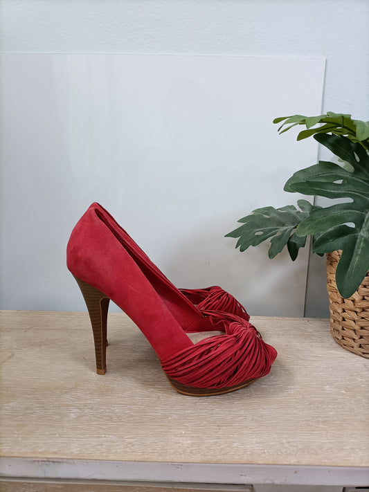 ZARA. Zapato de tacón rojos T.38