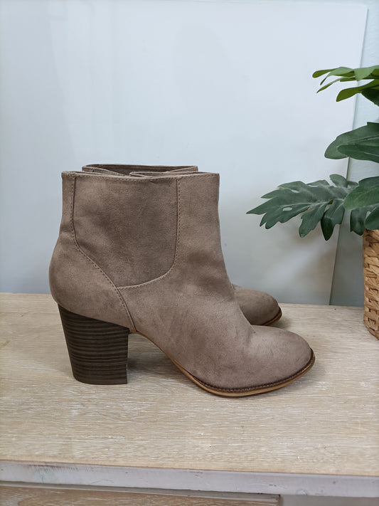 BERSHKA. Botin beiges antelina hebilla T.38