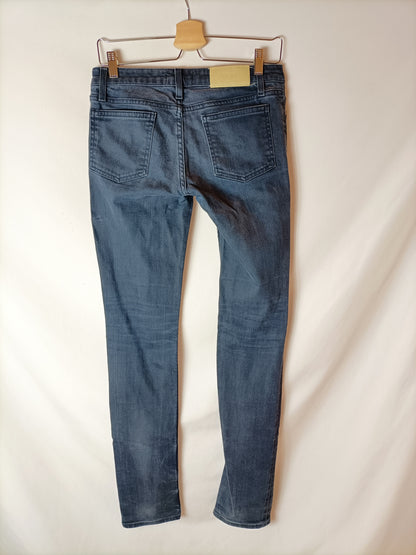 ACNE. Pantalón pitillo azul T.34