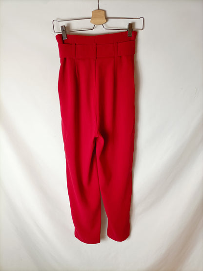 STRADIVARIUS. Pantalón rojo pinzas T.34