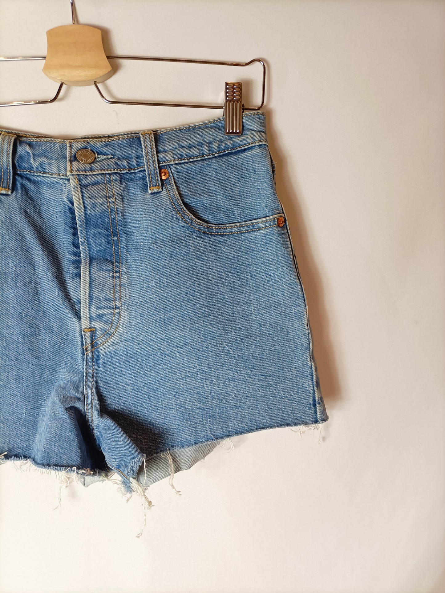 LEVI`S. Shorts vaquero deshilachado T.29