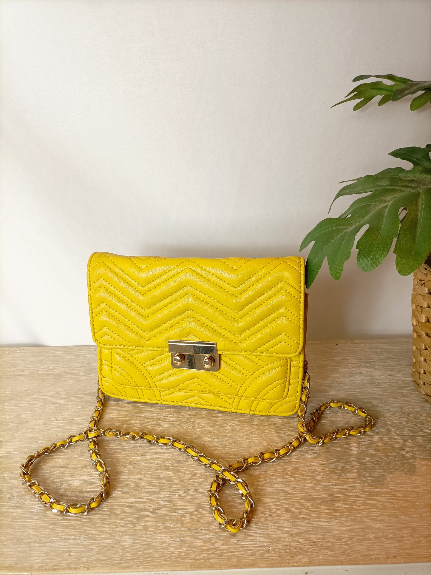 MANGO. Bolso mostaza guateado