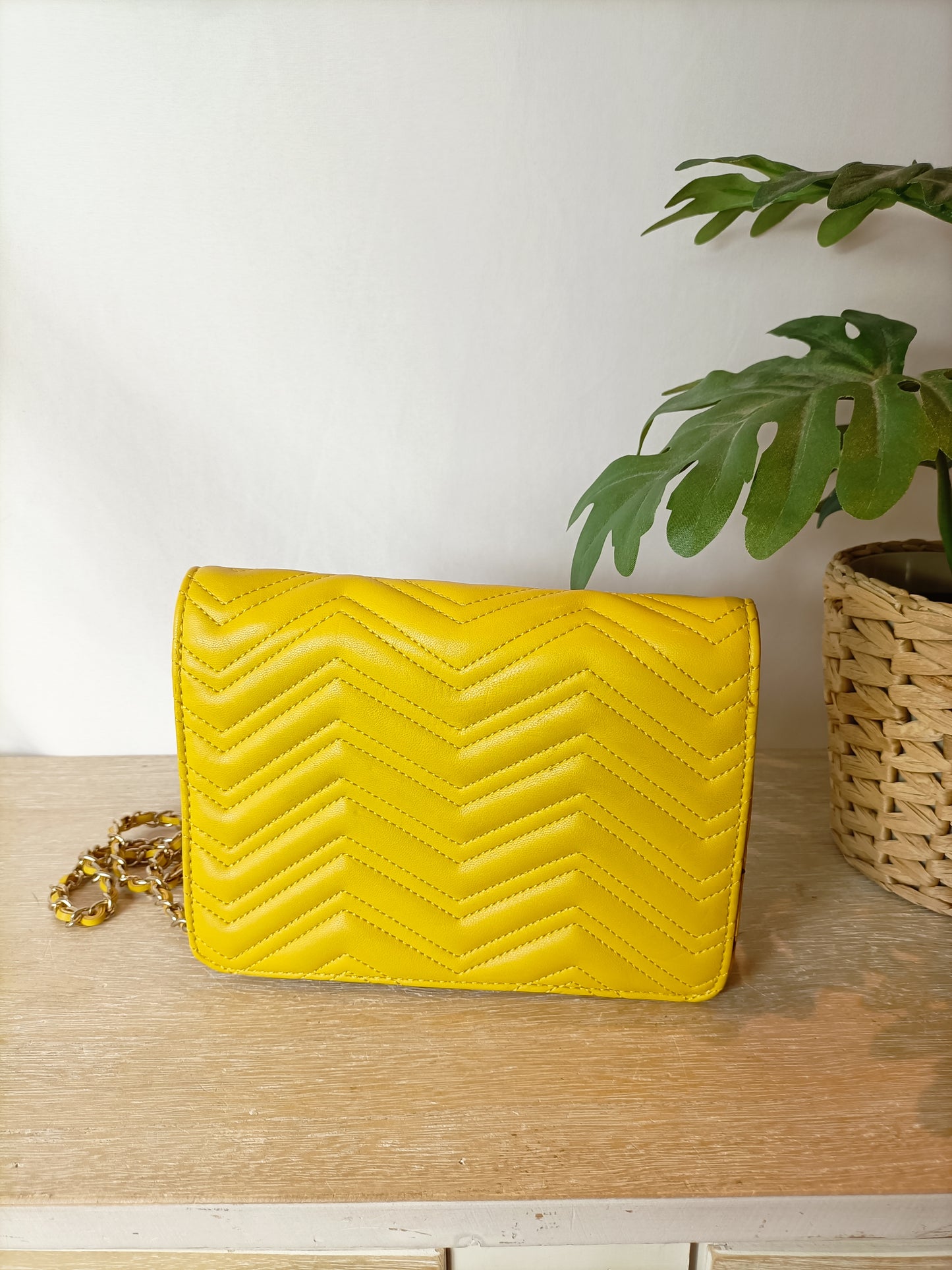 MANGO. Bolso mostaza guateado