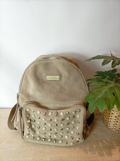 CARMELA. Mochila beige tachuelas