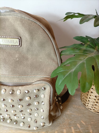 CARMELA. Mochila beige tachuelas