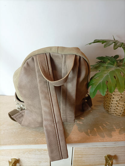 CARMELA. Mochila beige tachuelas