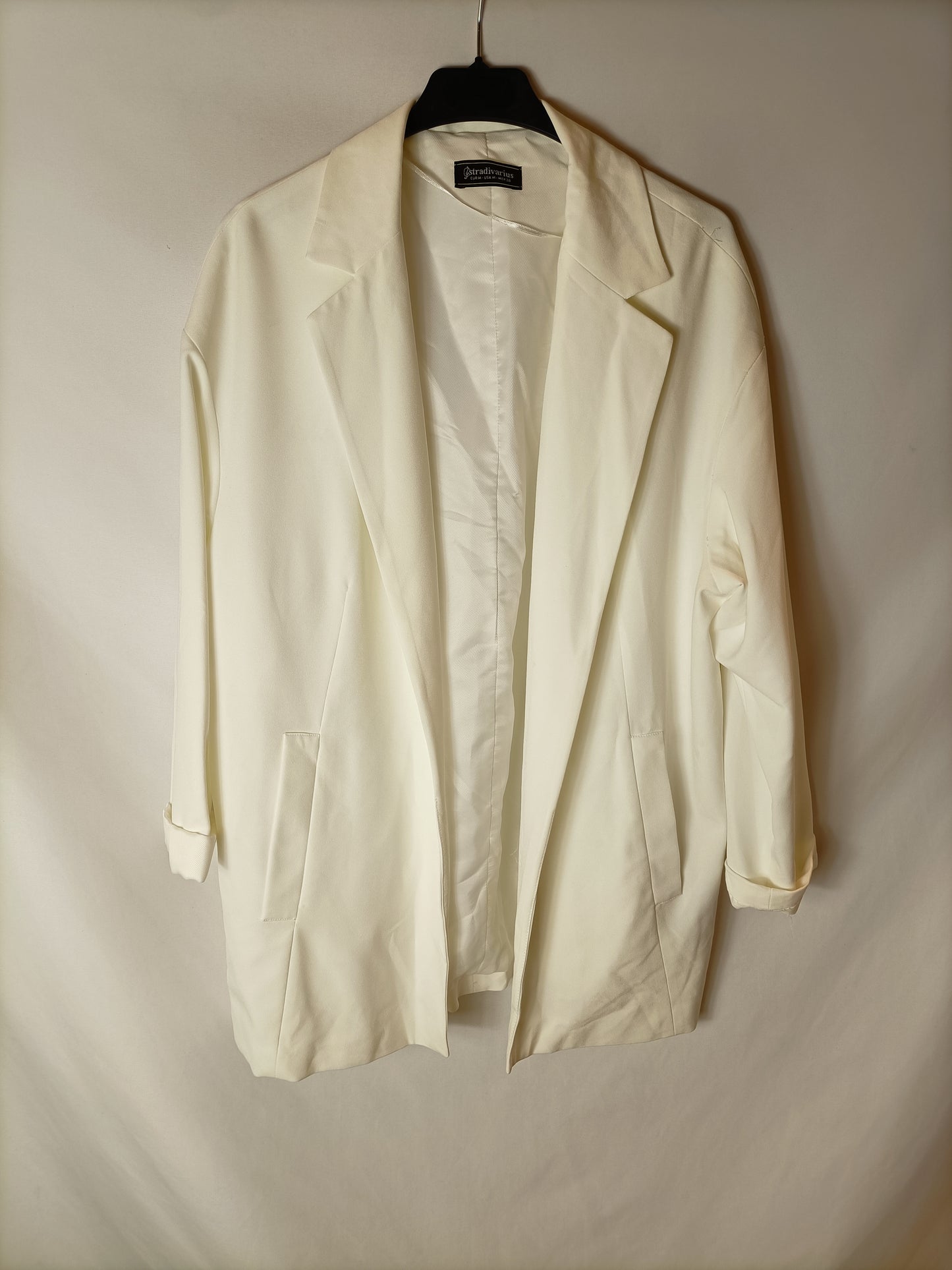 STRADIVARIUS. Blazer blanco roto T.m