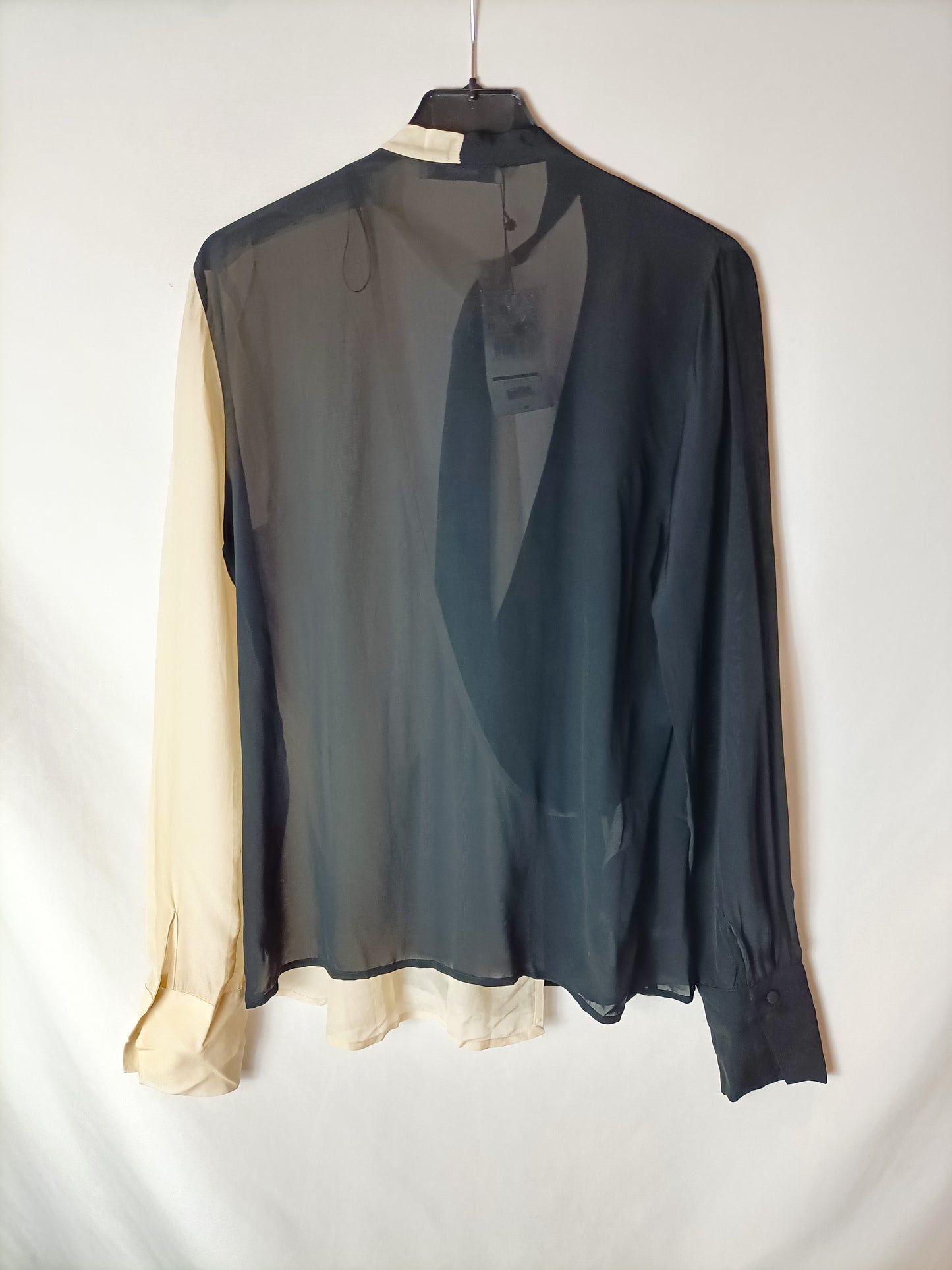 MANGO. Blusa cruzada bicolor T.m