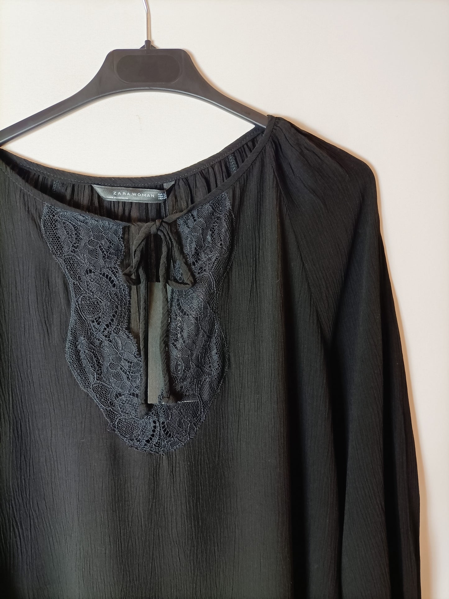 ZARA. blusa negra encaje T.xs