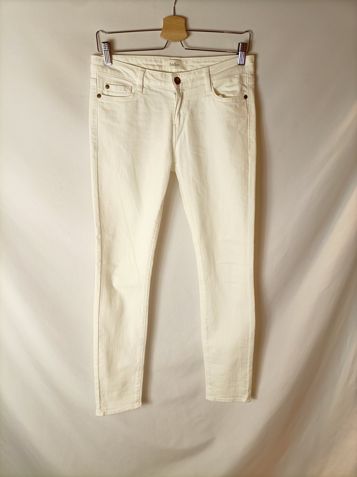 BA&SH. Pantalones pitillo blancos. T 27 (38)