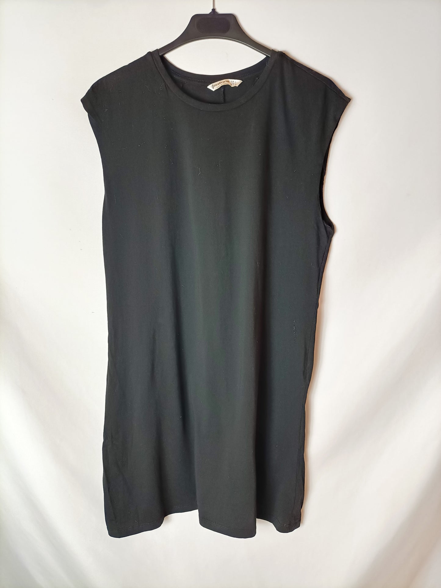 STRADIVARIUS. Vestido negro sin mangas T.l