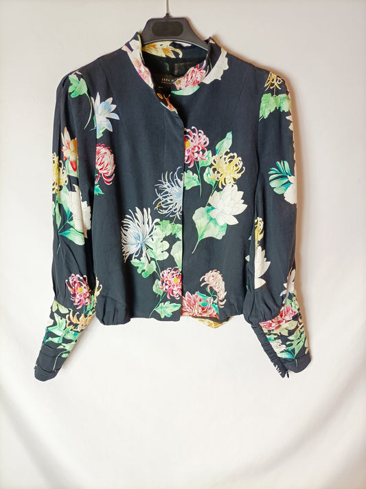 ZARA. Bomber negra flores T.xs