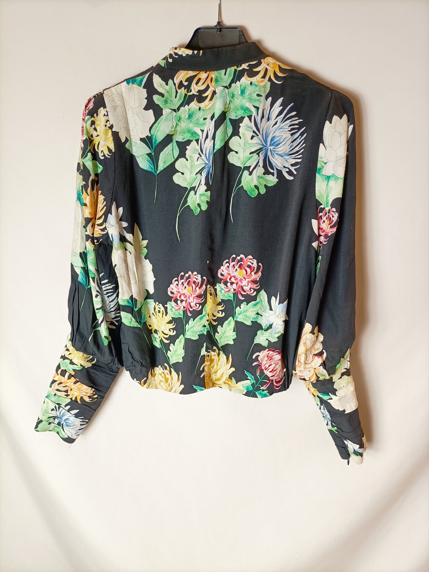 ZARA. Bomber negra flores T.xs