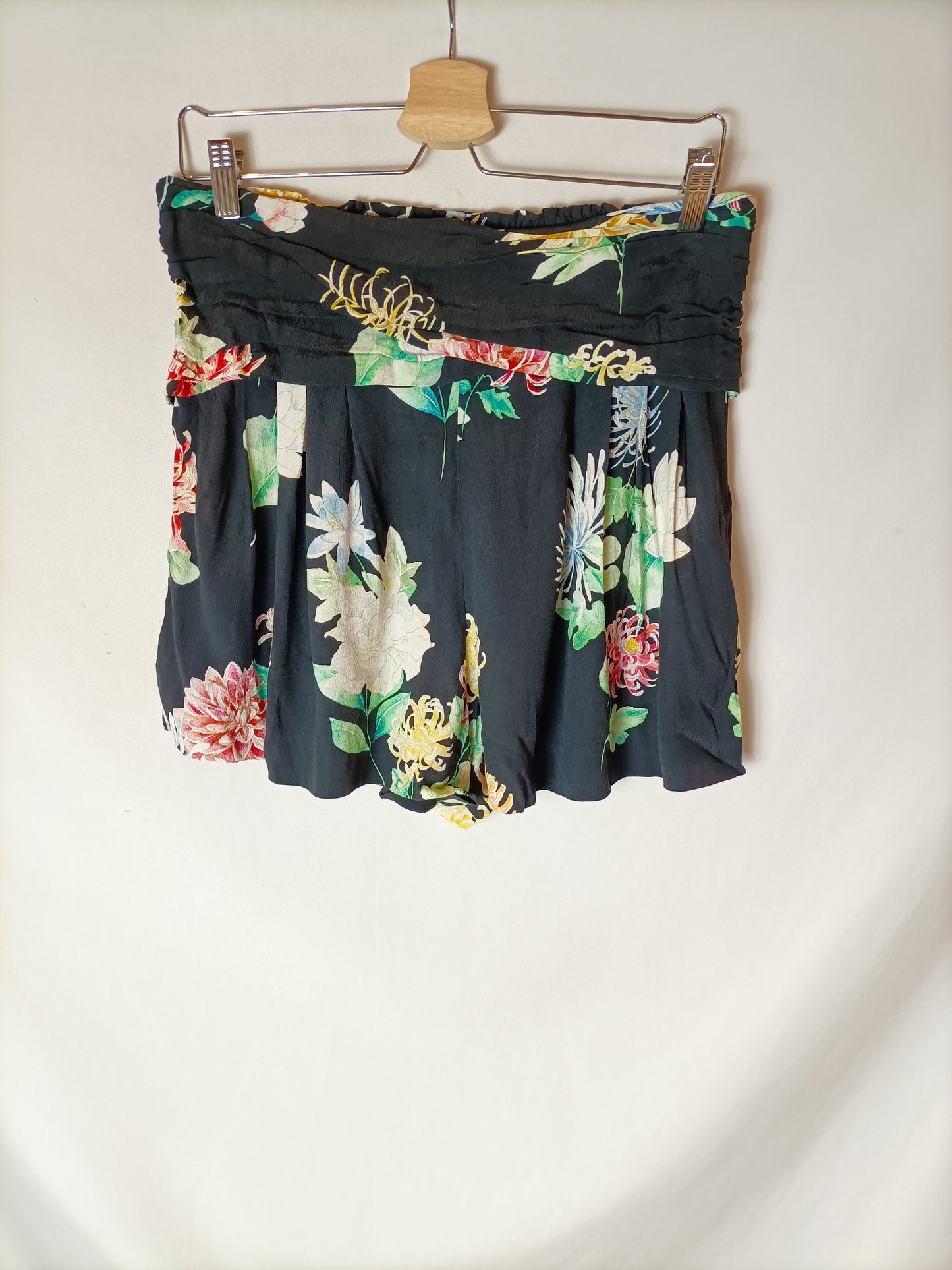 ZARA. Shorts negro flores T.l